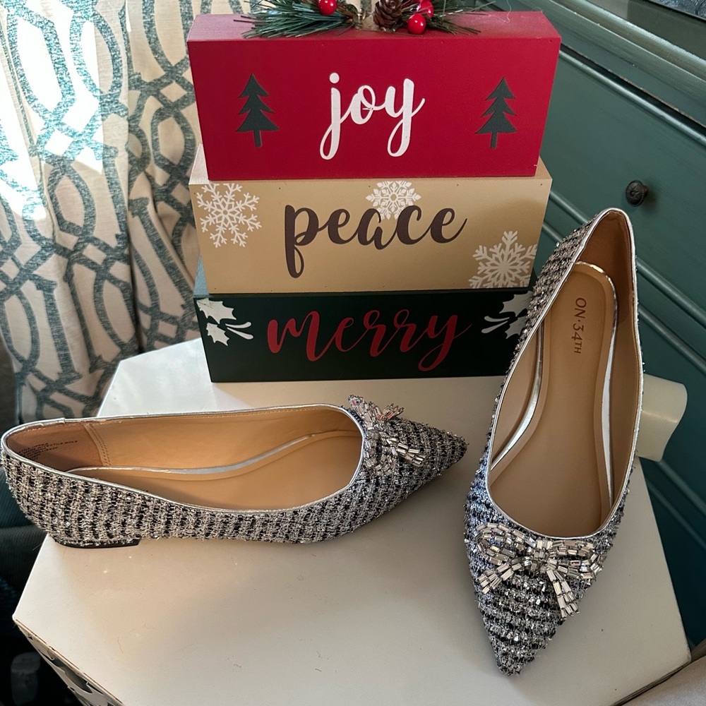 Pointed toe flats with embellished bow, size 8